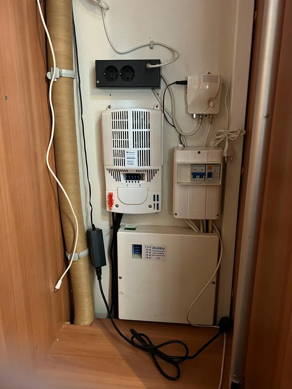 Каравана Hobby De LUXE 400 sfe - изображение 6