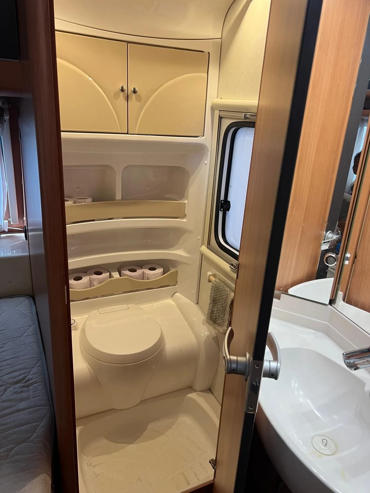 Каравана Hobby De LUXE 400 sfe - изображение 8