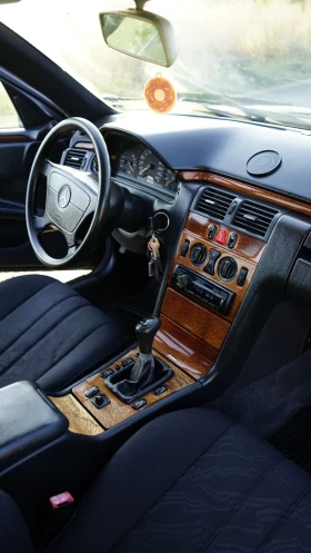 Mercedes-Benz E 200, снимка 6