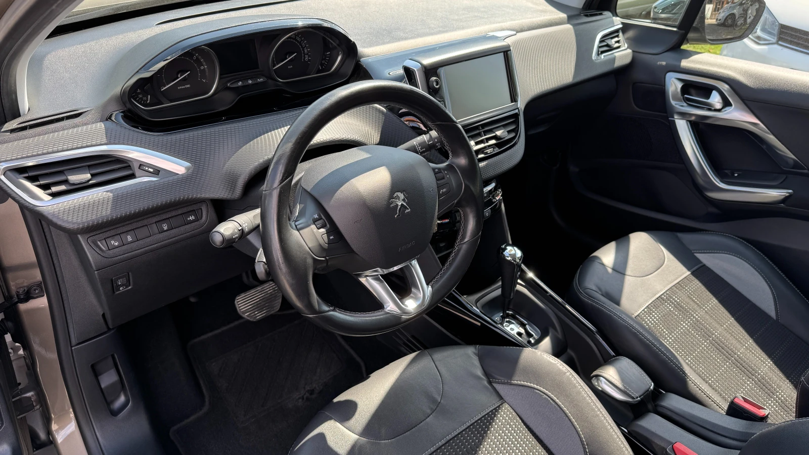 Peugeot 2008 1.6i Внос ШВЕЙЦАРИЯ! Автоматик, Navi, PDC, LED - изображение 10