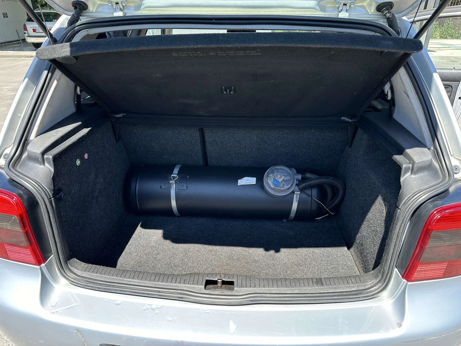 VW Golf 2.3 V5, снимка 8 - Автомобили и джипове - 54949179