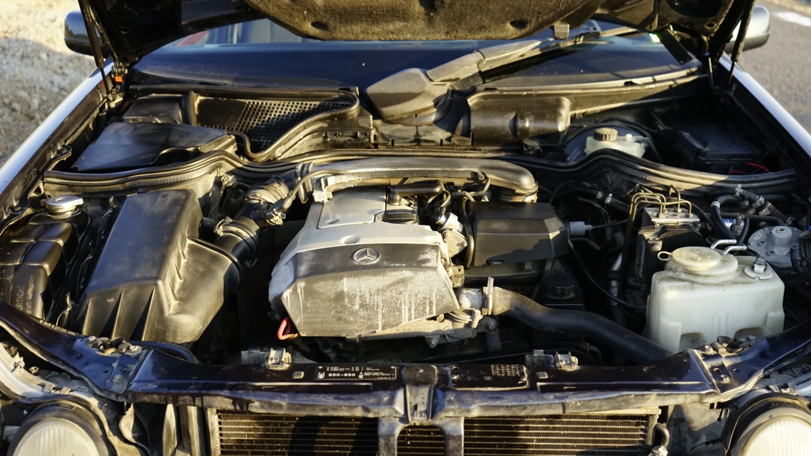 Mercedes-Benz E 200, снимка 13 - Автомобили и джипове - 55823373