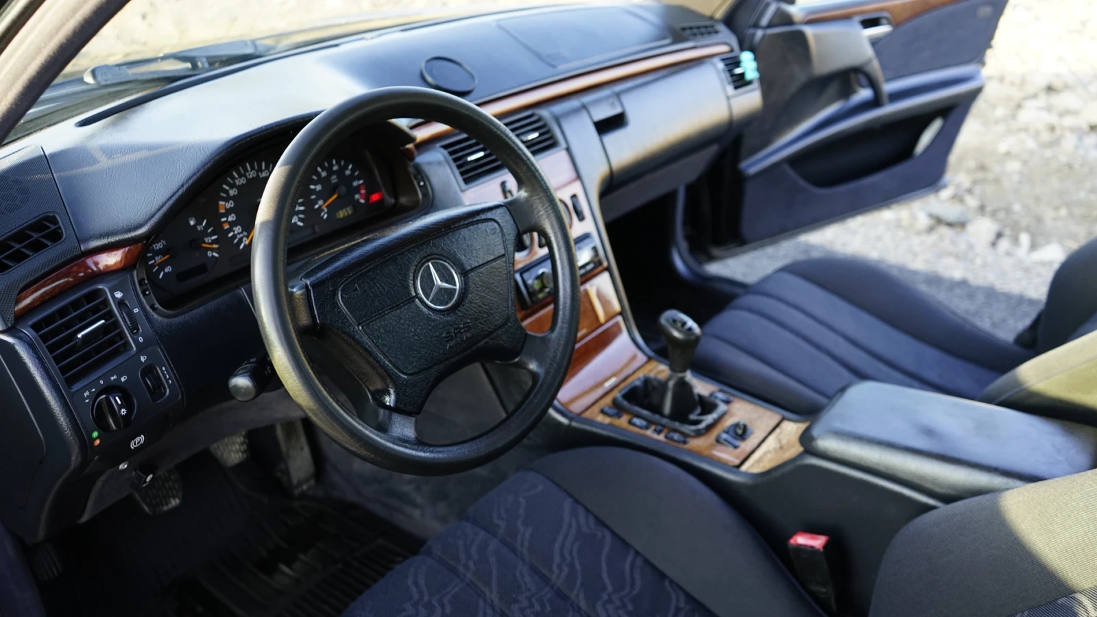 Mercedes-Benz E 200, снимка 8 - Автомобили и джипове - 55823373
