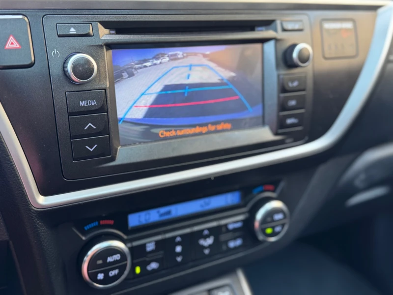 Toyota Auris * 1.8-100* ИТАЛИЯ* ПАНОРАМА* КАМЕРА* КСЕНОН* , снимка 13 - Автомобили и джипове - 50404503