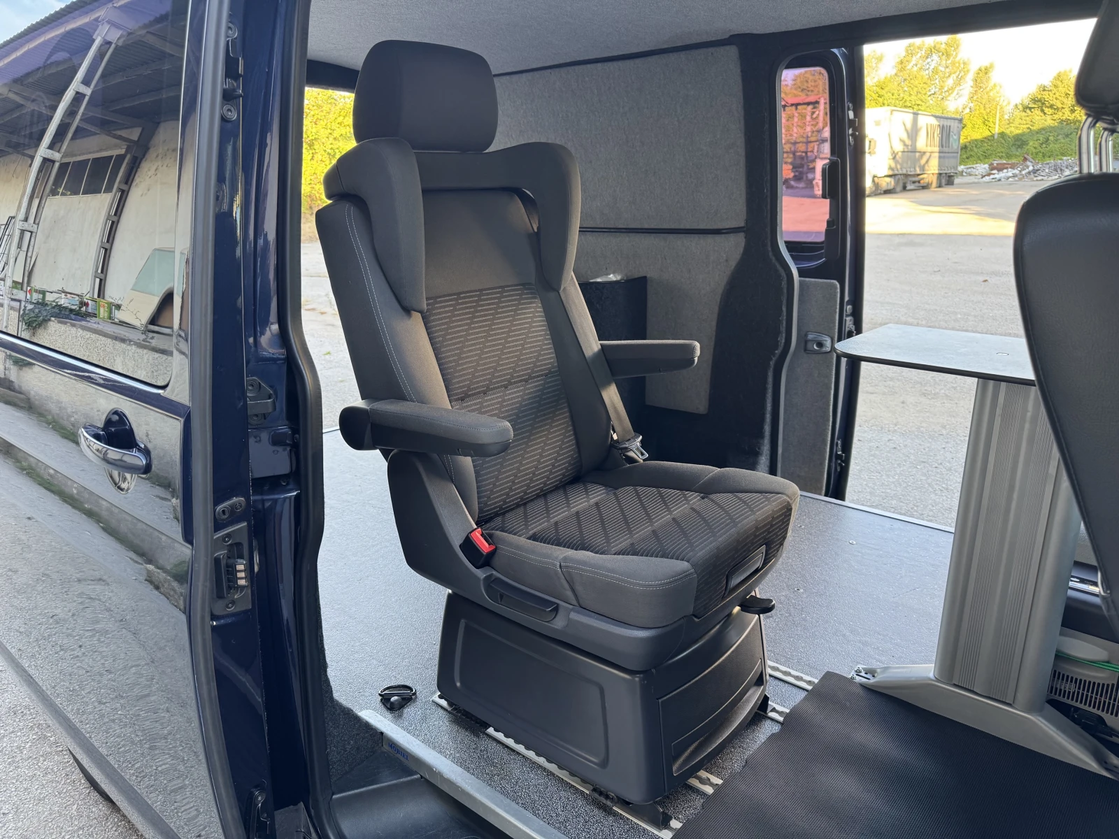 VW Transporter Highline Facelift, снимка 15 - Бусове и автобуси - 56126507