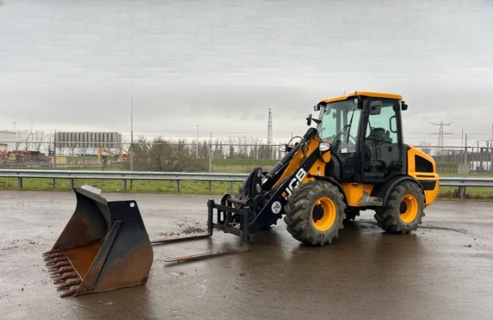 Челен товарач JCB 407SV, снимка 1 - Индустриална техника - 48982705