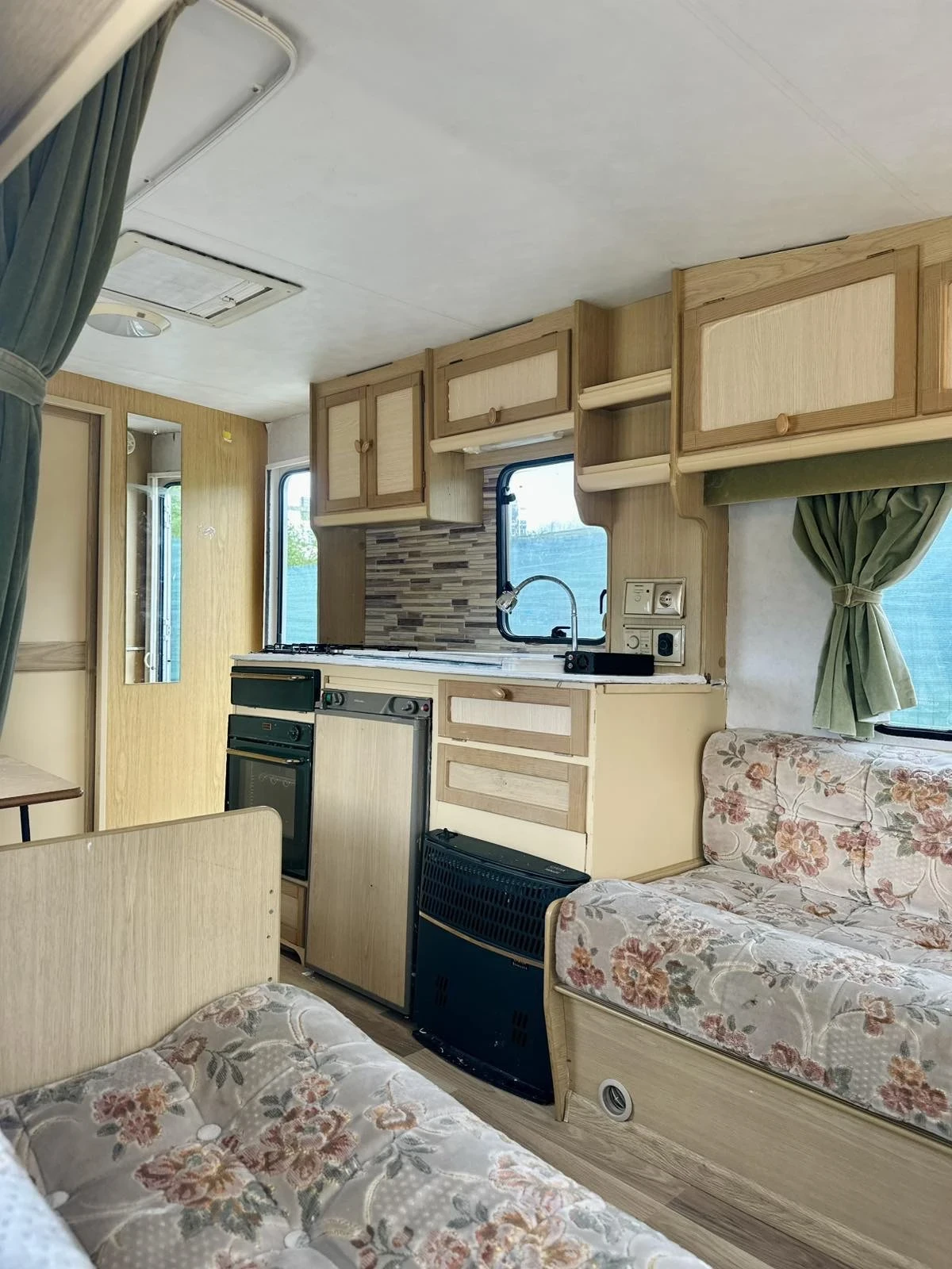 Каравана Swift Europa, снимка 3 - Каравани и кемпери - 54646245
