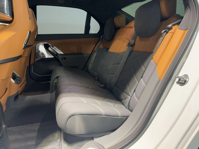 BMW i7 M60 xDrive = Executive Lounge= Гаранция, снимка 7 - Автомобили и джипове - 47579330