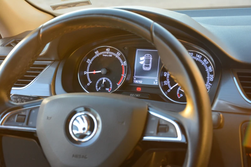 Skoda Rapid 1.0 TSI, снимка 10 - Автомобили и джипове - 52425146