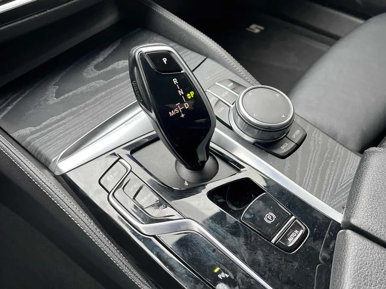 BMW 530 XDRIVE * DIGITAL* AMBIENT* HEAD UP* ПОДГРЕВИ* , снимка 9 - Автомобили и джипове - 53930300