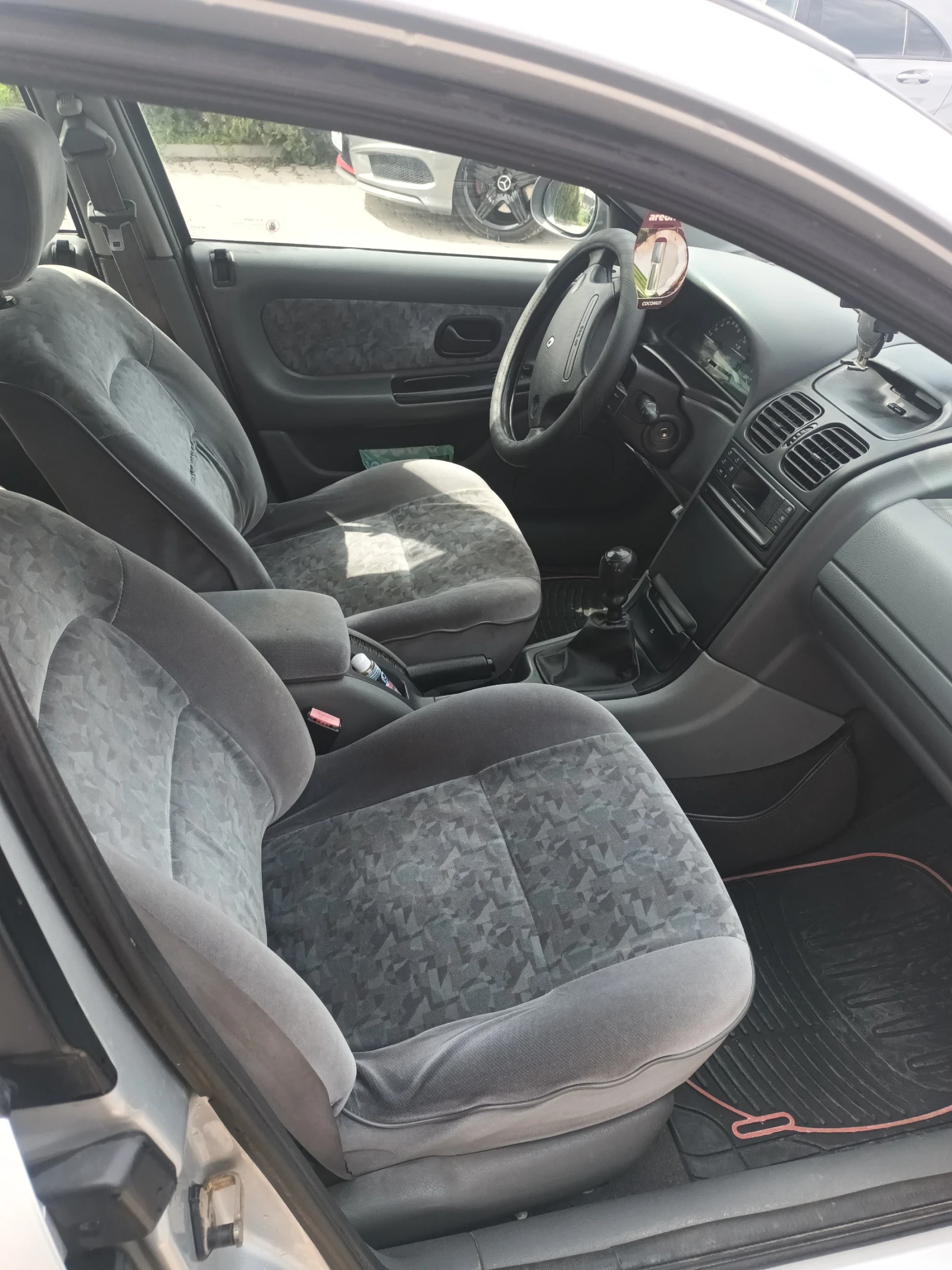 Renault Laguna 1.8, снимка 8 - Автомобили и джипове - 54191846