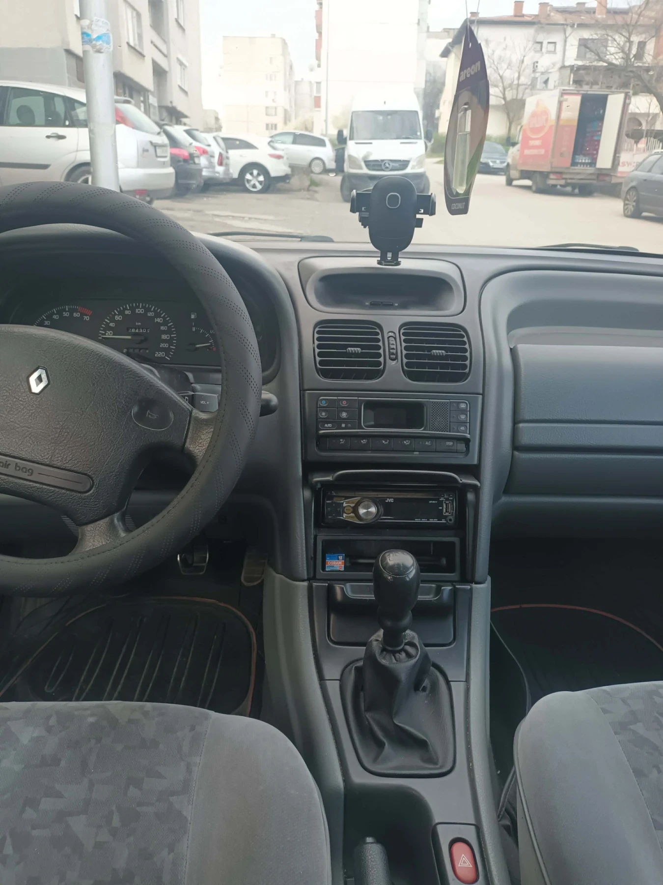 Renault Laguna 1.8, снимка 4 - Автомобили и джипове - 54191846