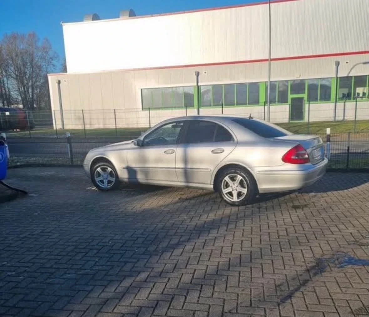 Mercedes-Benz E 220, снимка 4 - Автомобили и джипове - 55332151