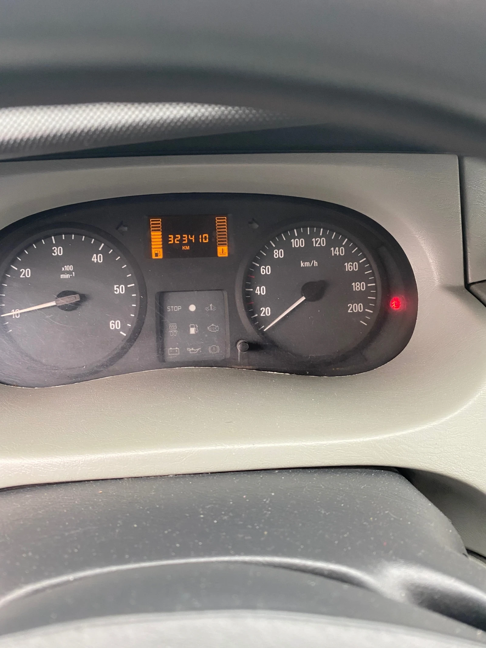 Opel Vivaro 2.5 CDTI, снимка 7 - Бусове и автобуси - 54487860