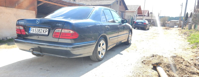 Mercedes-Benz E 220, снимка 5 - Автомобили и джипове - 51664929