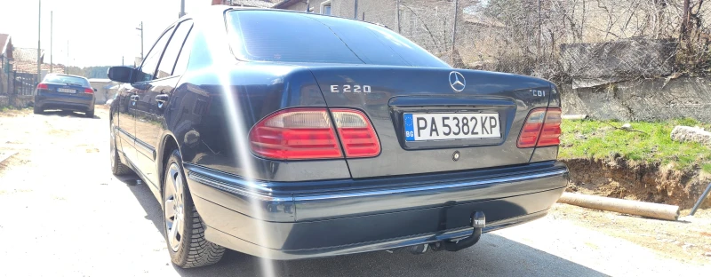 Mercedes-Benz E 220, снимка 2 - Автомобили и джипове - 51664929