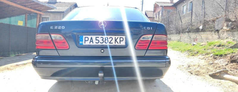 Mercedes-Benz E 220, снимка 4 - Автомобили и джипове - 51664929
