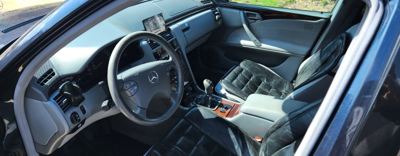 Mercedes-Benz E 220, снимка 6 - Автомобили и джипове - 51664929