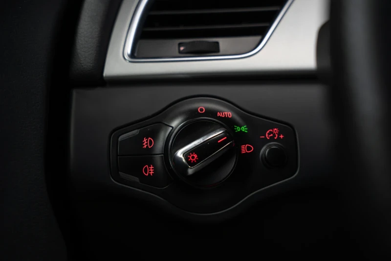 Audi A4 3xS-Line / B&O / NAVI / CARPLAY / LED, снимка 8 - Автомобили и джипове - 53533626