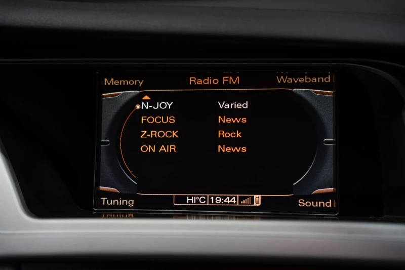 Audi A4 3xS-Line / B&O / NAVI / CARPLAY / LED, снимка 12 - Автомобили и джипове - 53533626