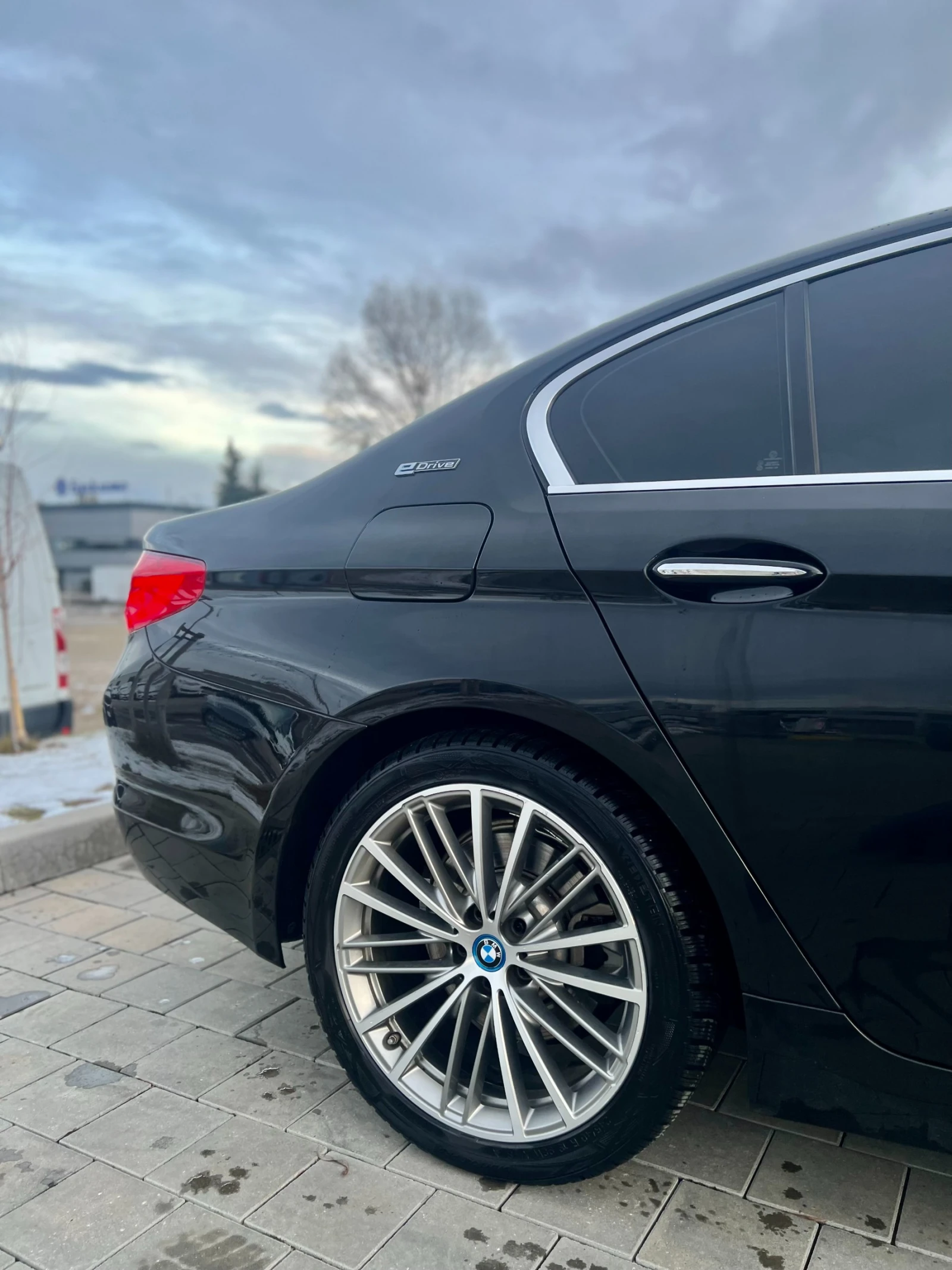 BMW 530E xDrive Plug-in Hybrid - изображение 8
