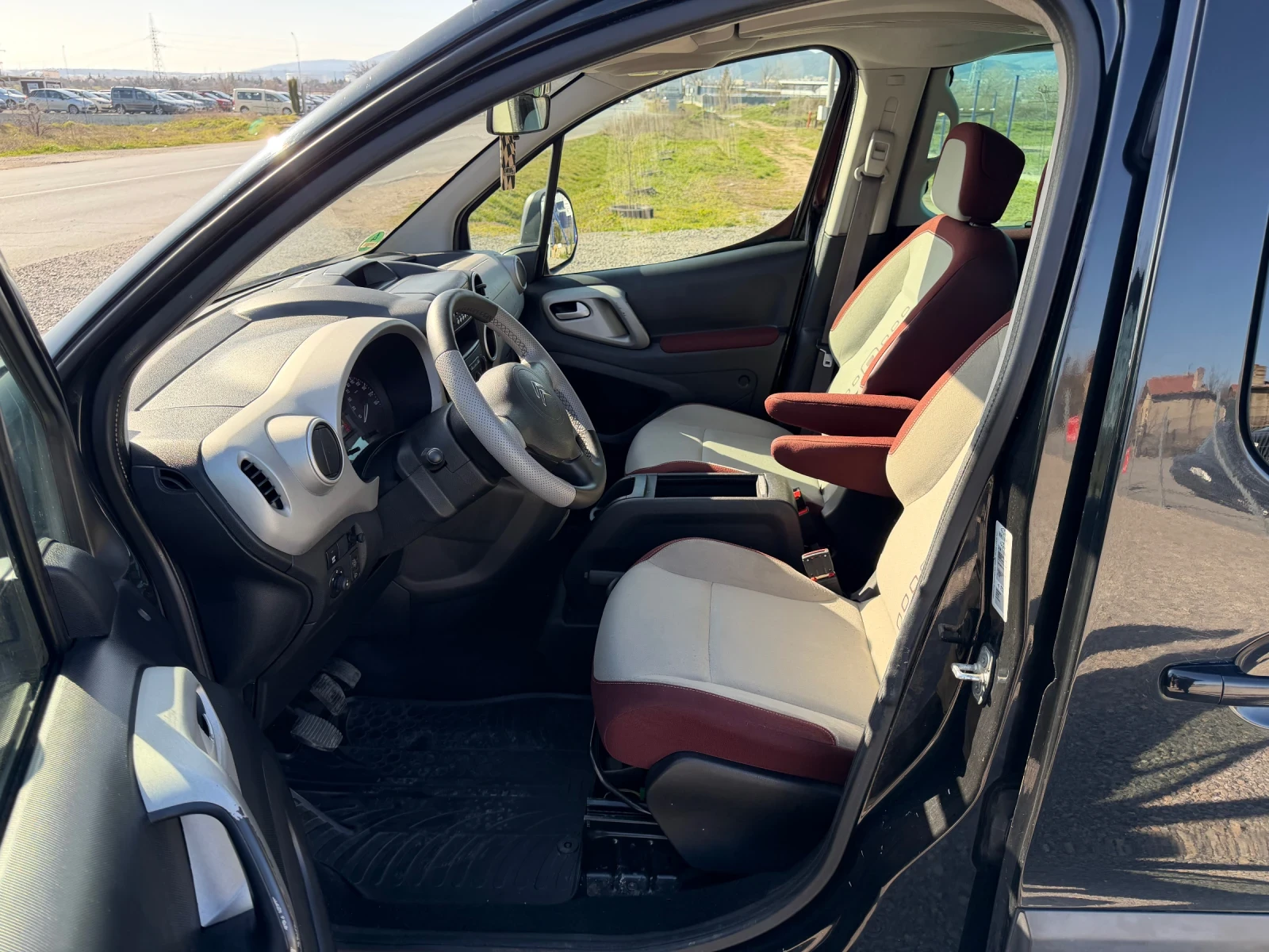 Citroen Berlingo 1.6/НАПЪЛНО ОБСЛУЖЕНА, снимка 9 - Автомобили и джипове - 53840235