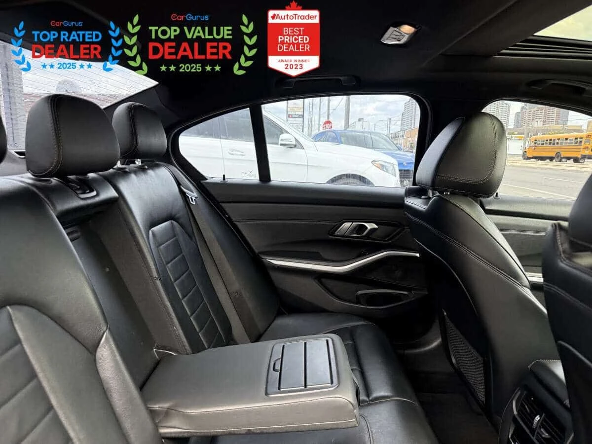 BMW 330 * 330i //M PKG SHADOWLINE | PANO | LOADED * CARFAX, снимка 11 - Автомобили и джипове - 54904160