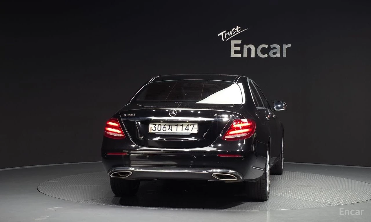 Mercedes-Benz E 300 4MATIC* EXCLUSIVE* BURMESTER* ОБДУХВАНЕ* ДИСТРОНИК, снимка 4 - Автомобили и джипове - 54915758