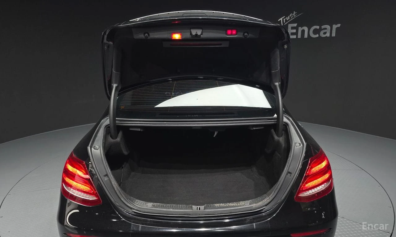 Mercedes-Benz E 300 4MATIC* EXCLUSIVE* BURMESTER* ОБДУХВАНЕ* ДИСТРОНИК, снимка 16 - Автомобили и джипове - 54915758