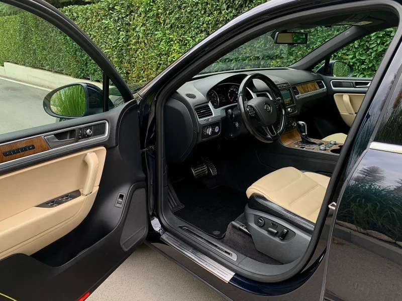 VW Touareg 4.2TDI Exclusive Face Distronic Панорам Печка 360*, снимка 6 - Автомобили и джипове - 51896941