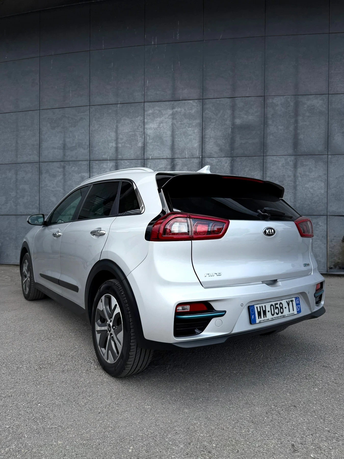 Kia Niro Premium Line 64kW, снимка 3 - Автомобили и джипове - 54924229