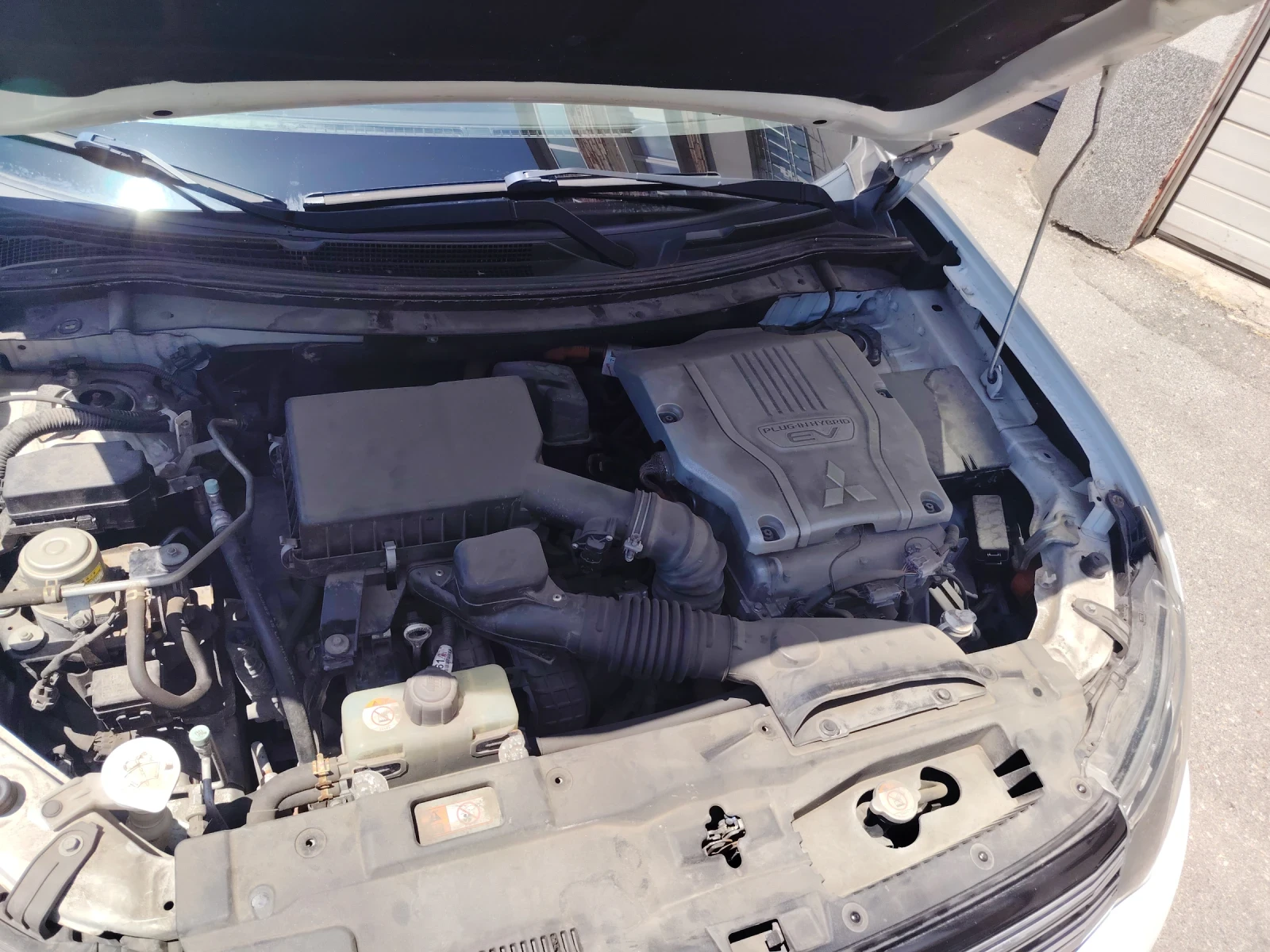 Mitsubishi Outlander 2.0i Phev-4wd /Auto/Navi/Koja/Camera/Xenon/L, снимка 17 - Автомобили и джипове - 55087853