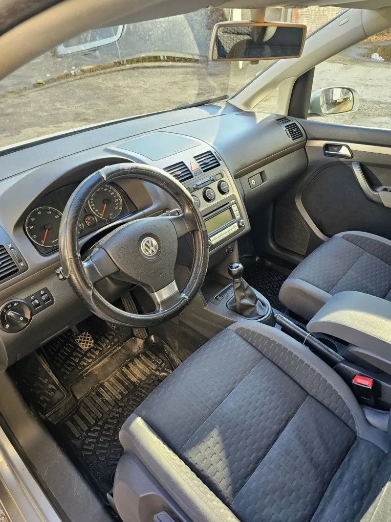 VW Touran, снимка 10 - Автомобили и джипове - 52662593