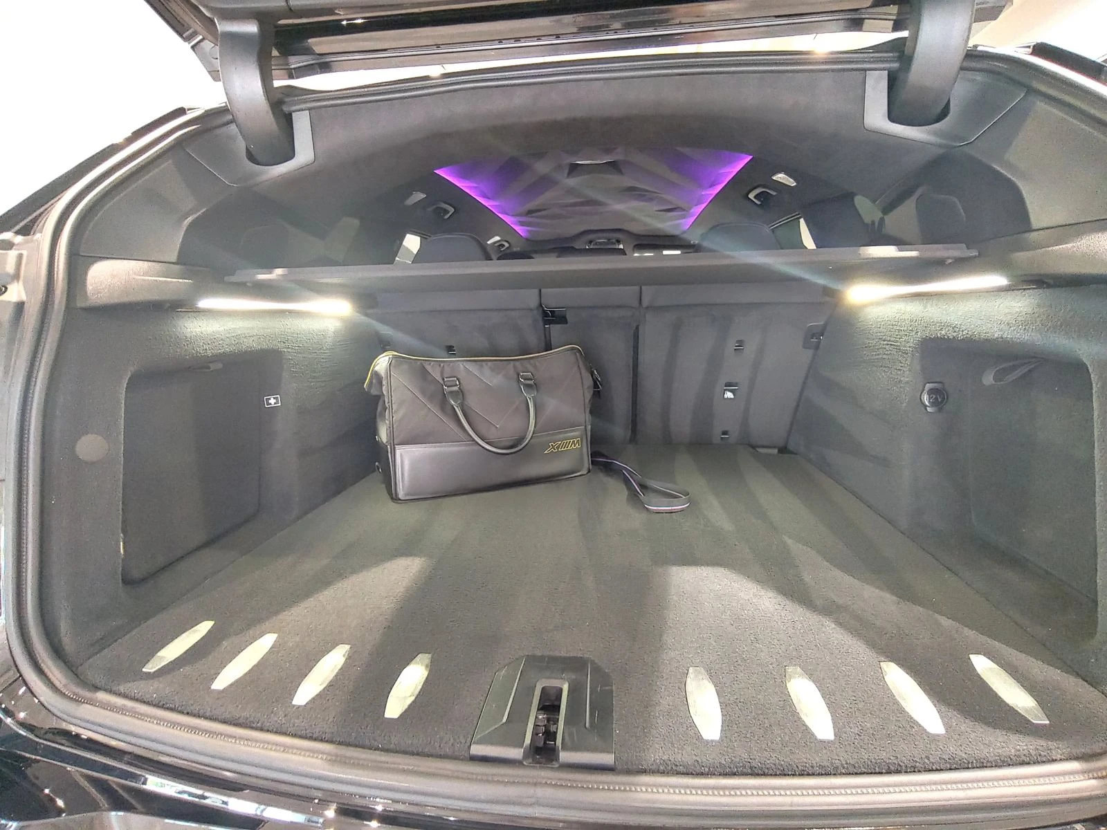 BMW XM 4.4 V8/ PLUG-IN/CARBON/ B&W/HEAD UP/ICONIC GLOW/23 | Mobile.bg   12