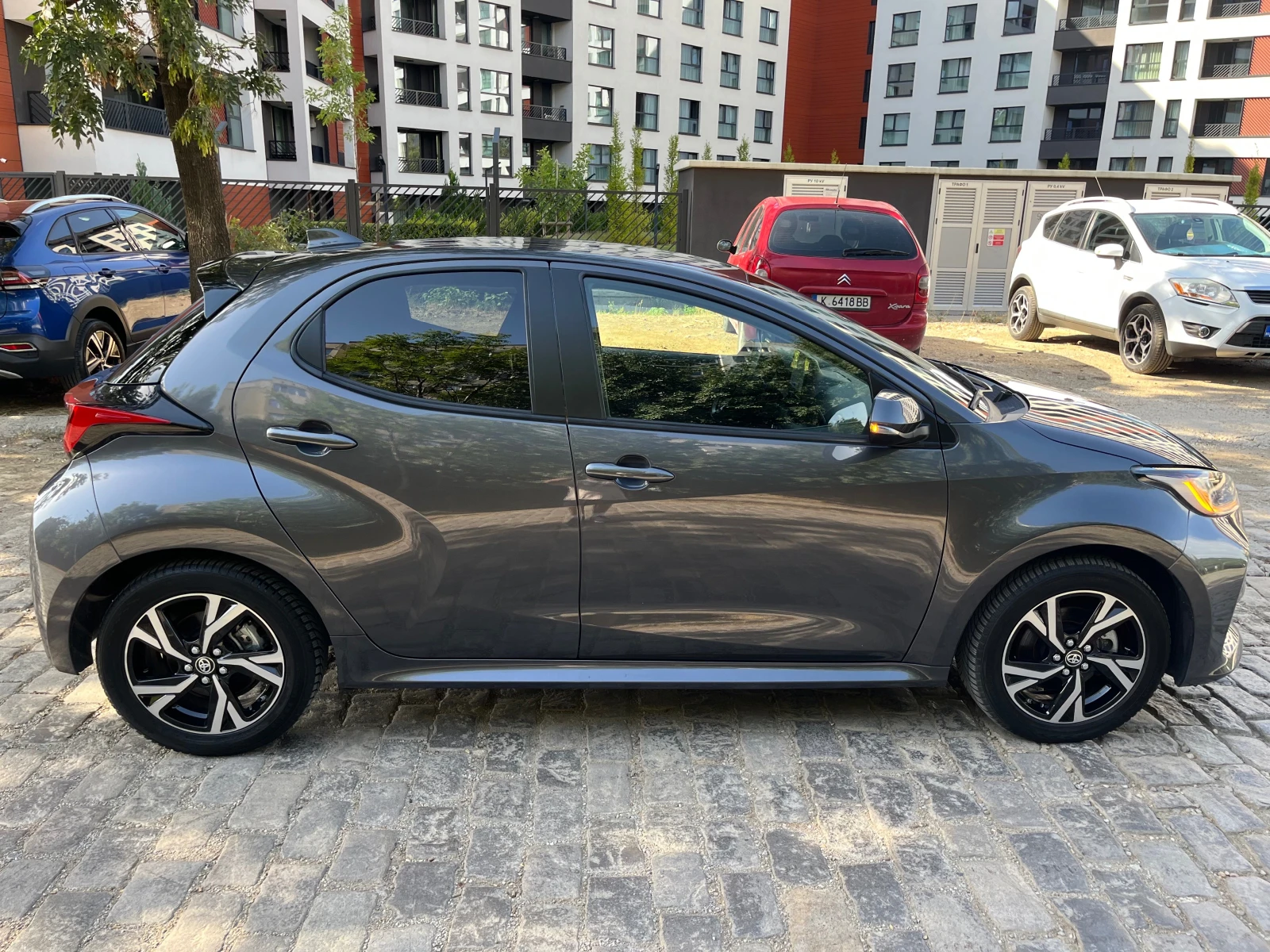 Toyota Yaris HYBRID/KEYLESS/LED/CARPLAY/STYLE-PLUS, снимка 3 - Автомобили и джипове - 55905715