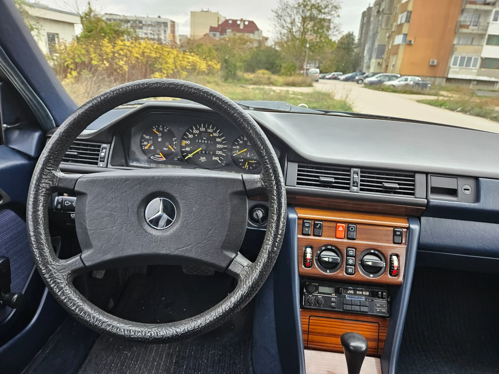 Mercedes-Benz 124 Бензин 2.6, снимка 4 - Автомобили и джипове - 56745926