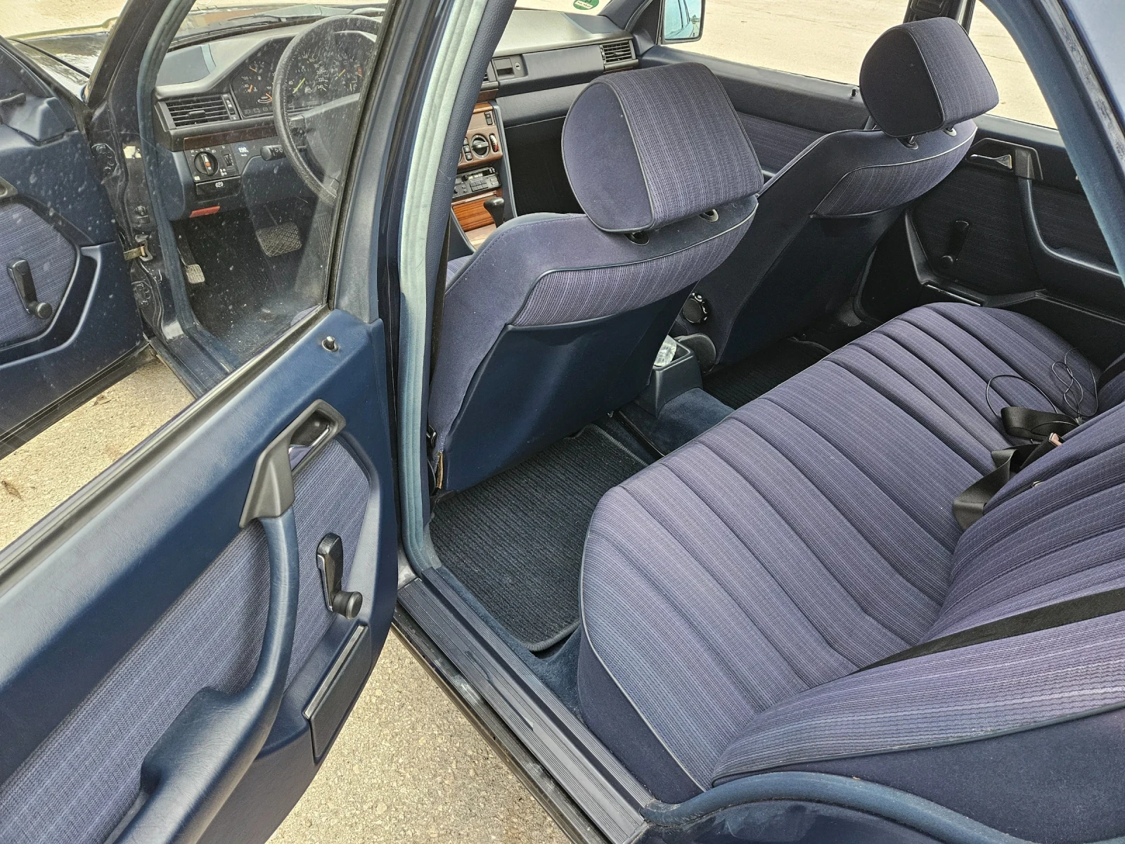 Mercedes-Benz 124 Бензин 2.6, снимка 13 - Автомобили и джипове - 56745926