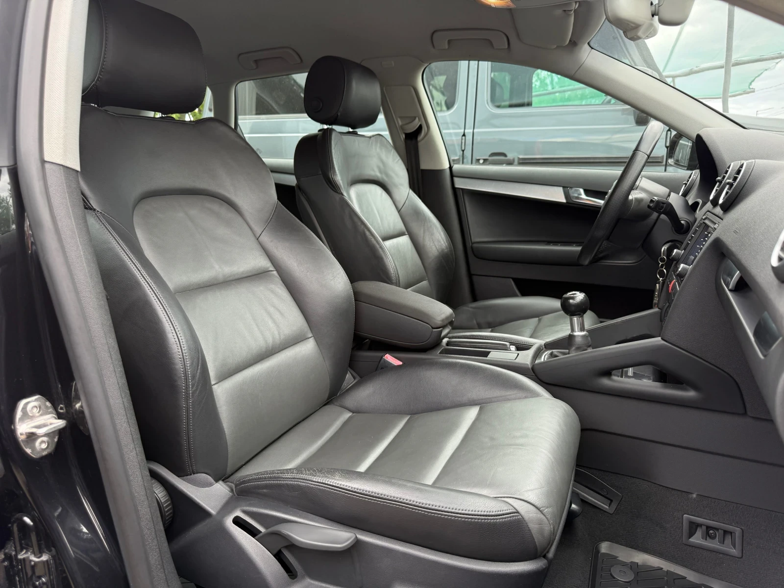 Audi A3 2.0TDI/S-SPORT/NAVI/XENON/ДВУЦВЕТНА КОЖА/КАТО НОВ - изображение 9