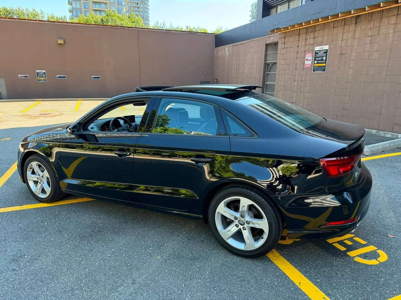 Audi A3  Komfort  / CAMERA / CARFAX , снимка 2 - Автомобили и джипове - 55538087