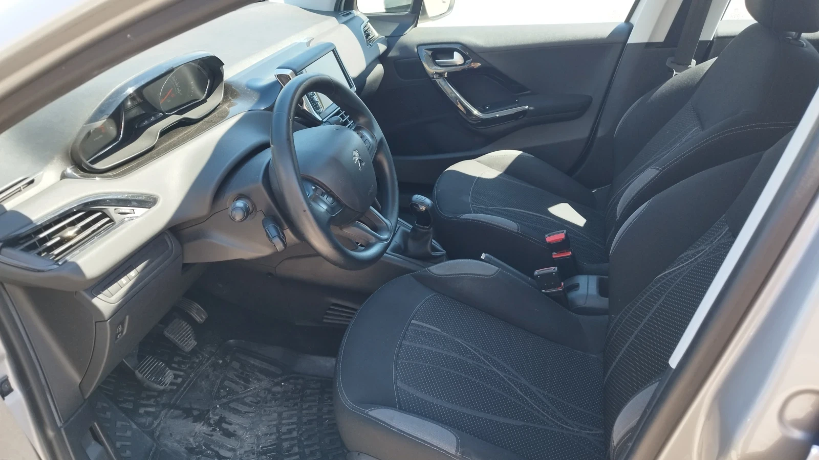 Peugeot 208 1.6 EHDI, снимка 9 - Автомобили и джипове - 55629894