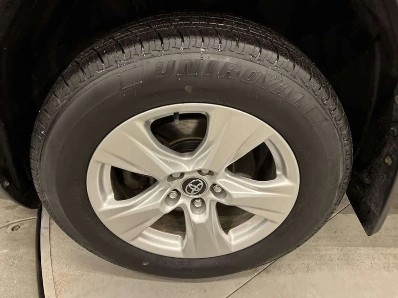 Toyota Rav4 * AWD | HTD SEATS | CARPLAY | 17IN ALLOYS | REAR C, снимка 10 - Автомобили и джипове - 53593688