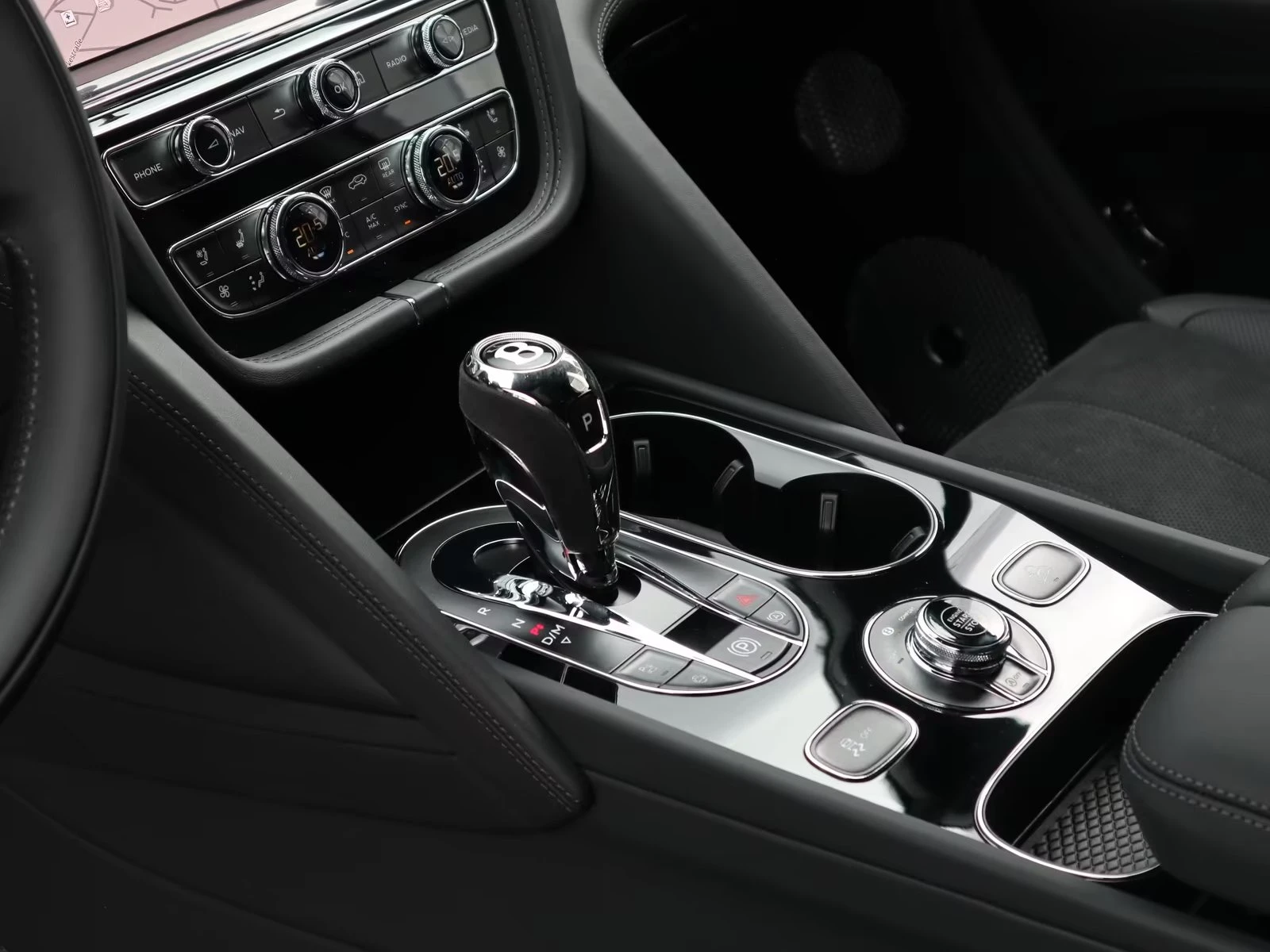 Bentley Bentayga S / V8 / NAIM / PANO / HUD / 360 / , снимка 13 - Автомобили и джипове - 55950860