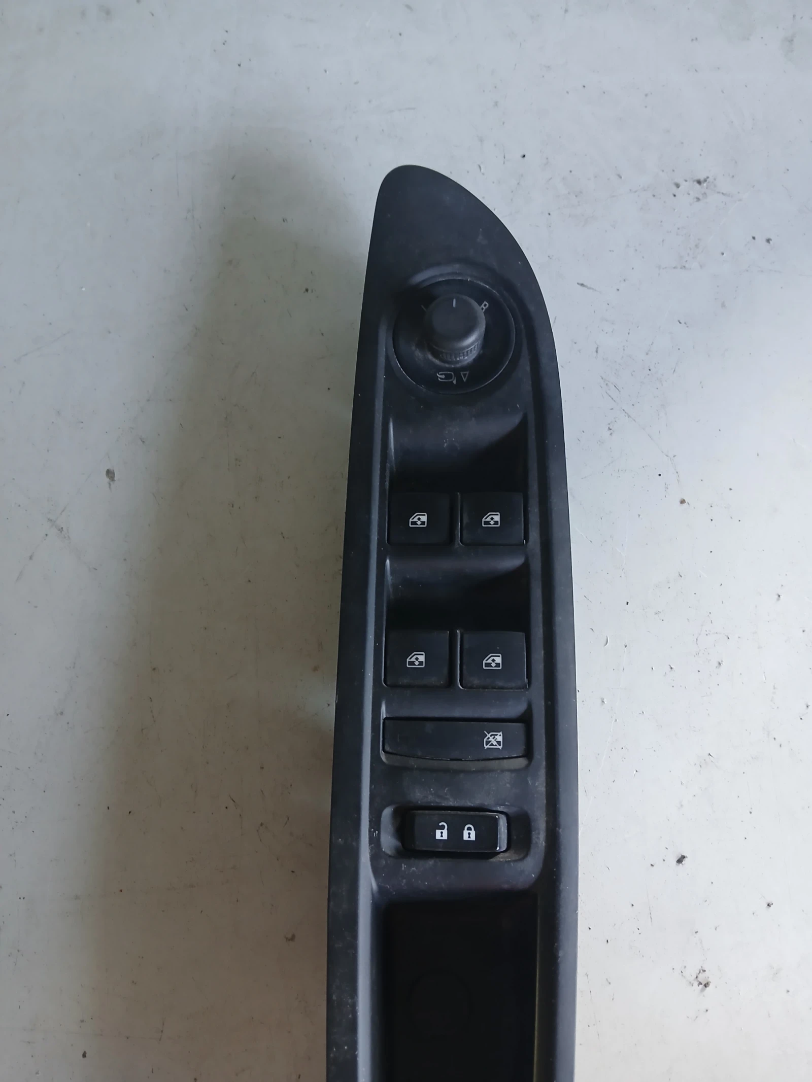 95025518-600R копчета за управление стъкла Opel Mokka , снимка 2 - Части - 56097602