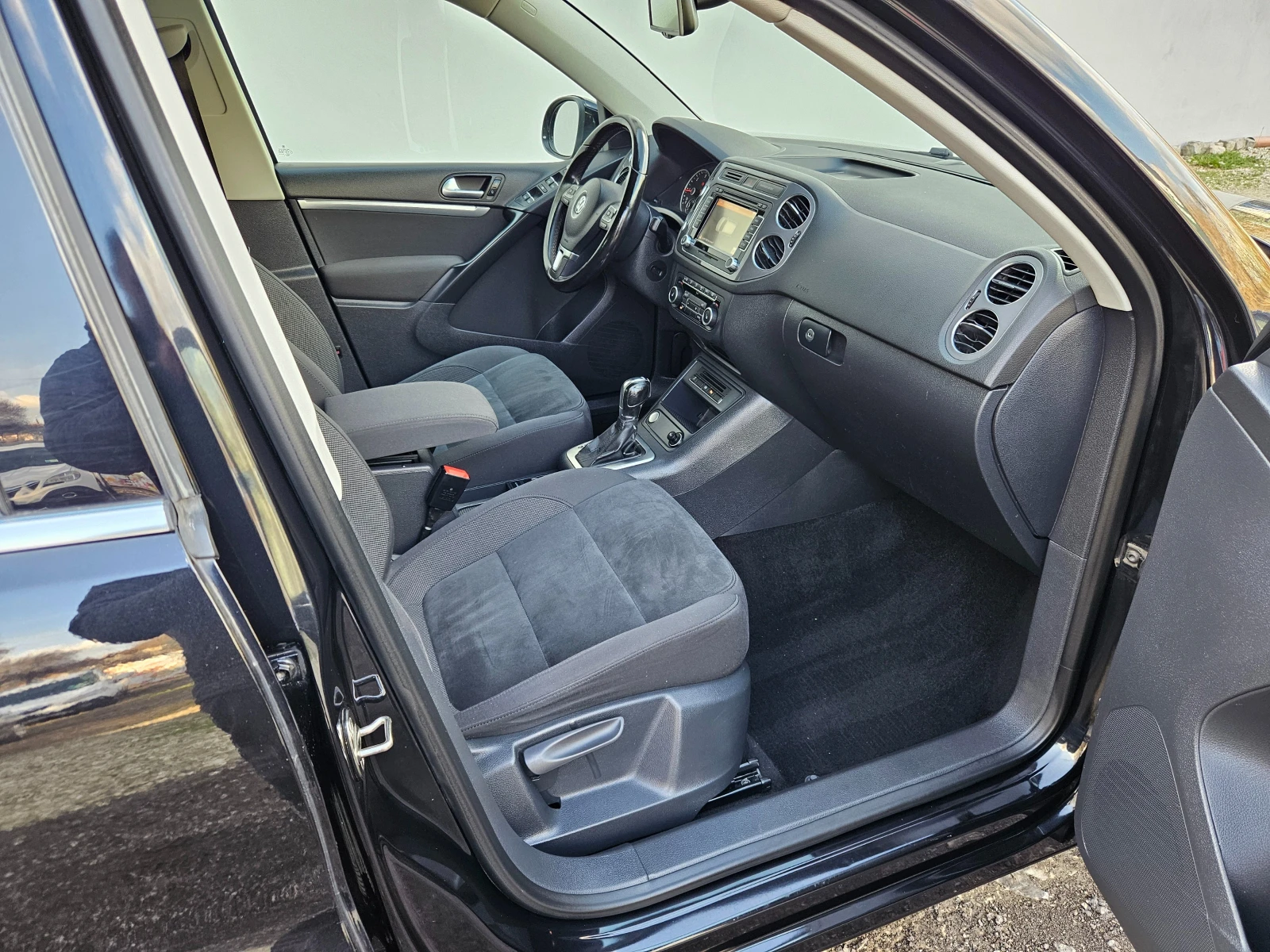 VW Tiguan 2.0 140кс Full, снимка 9 - Автомобили и джипове - 54655470