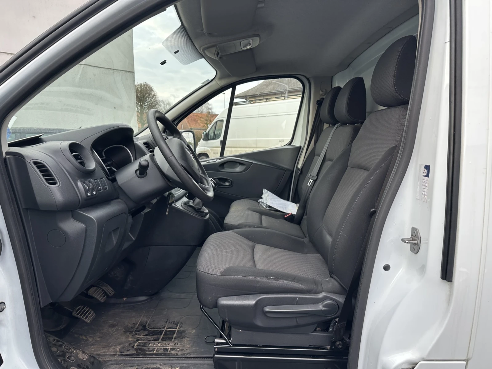 Renault Trafic L2H1 2.0 DCI 120HP - изображение 9