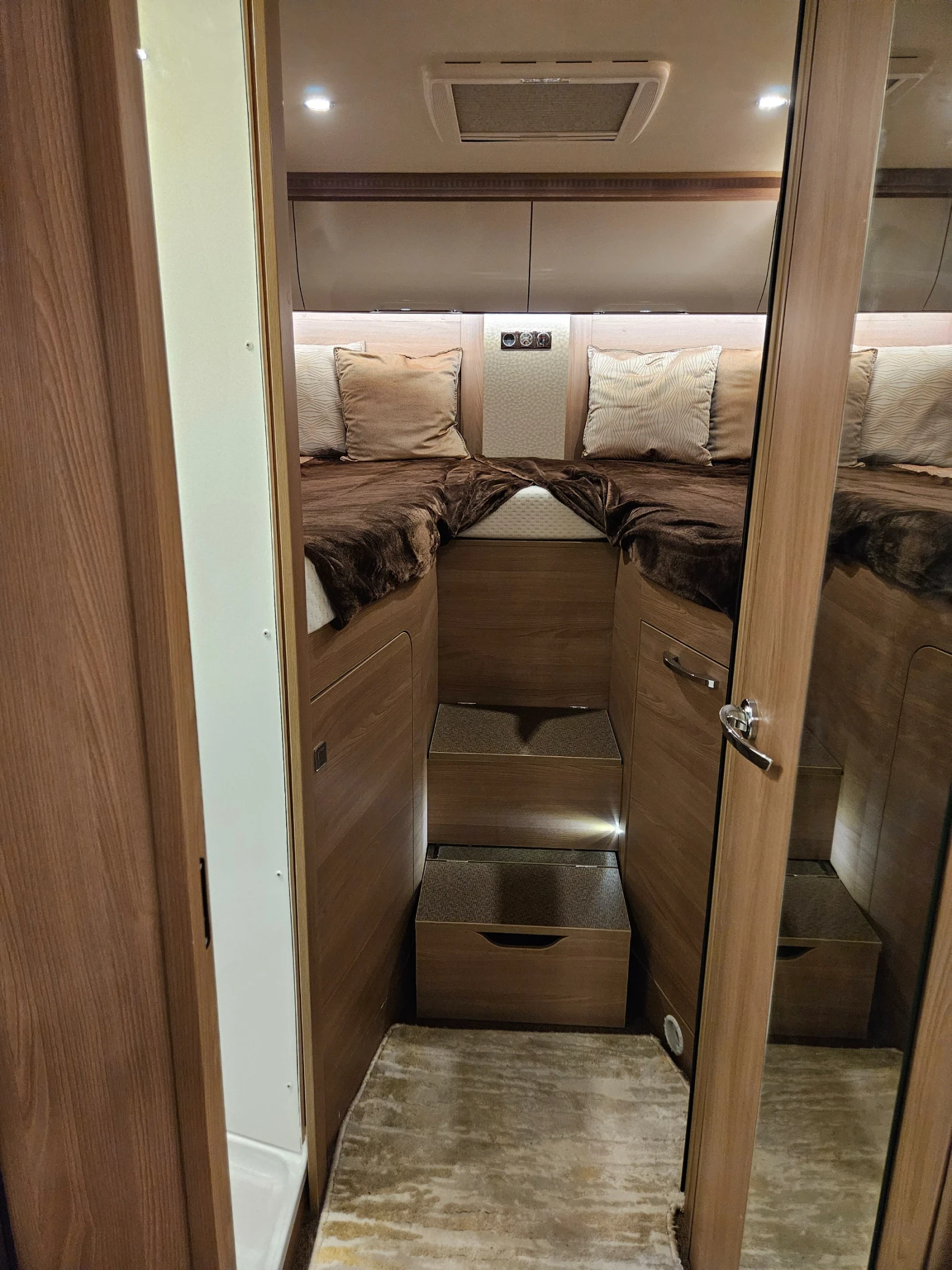 Кемпер Burstner IXEO, снимка 12 - Каравани и кемпери - 54151316