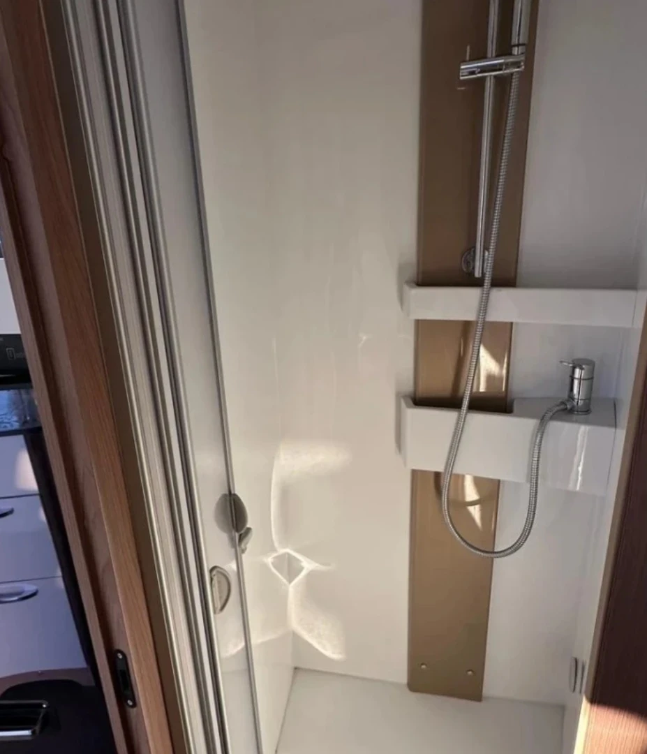 Кемпер Burstner IXEO, снимка 6 - Каравани и кемпери - 54151316