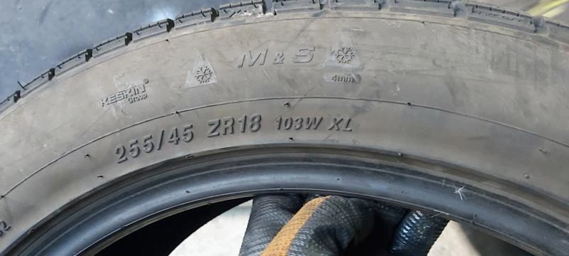 Гуми Зимни 255/45R18, снимка 6 - Гуми и джанти - 33965938