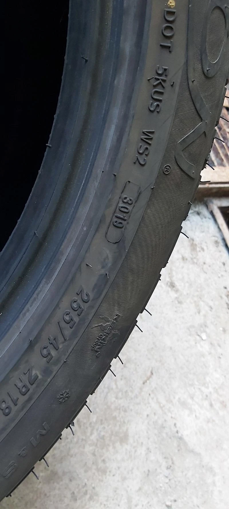 Гуми Зимни 255/45R18, снимка 7 - Гуми и джанти - 33965938