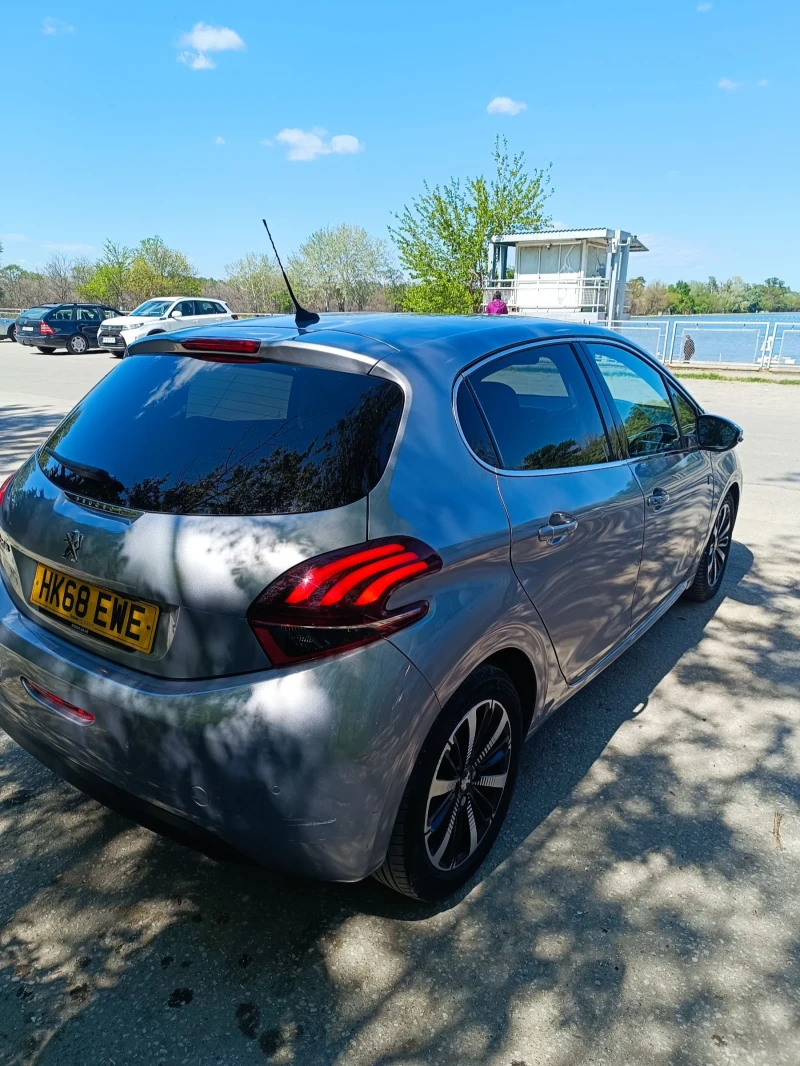 Peugeot 208 1.5 Tech Edition BlueHDI, снимка 5 - Автомобили и джипове - 51400352